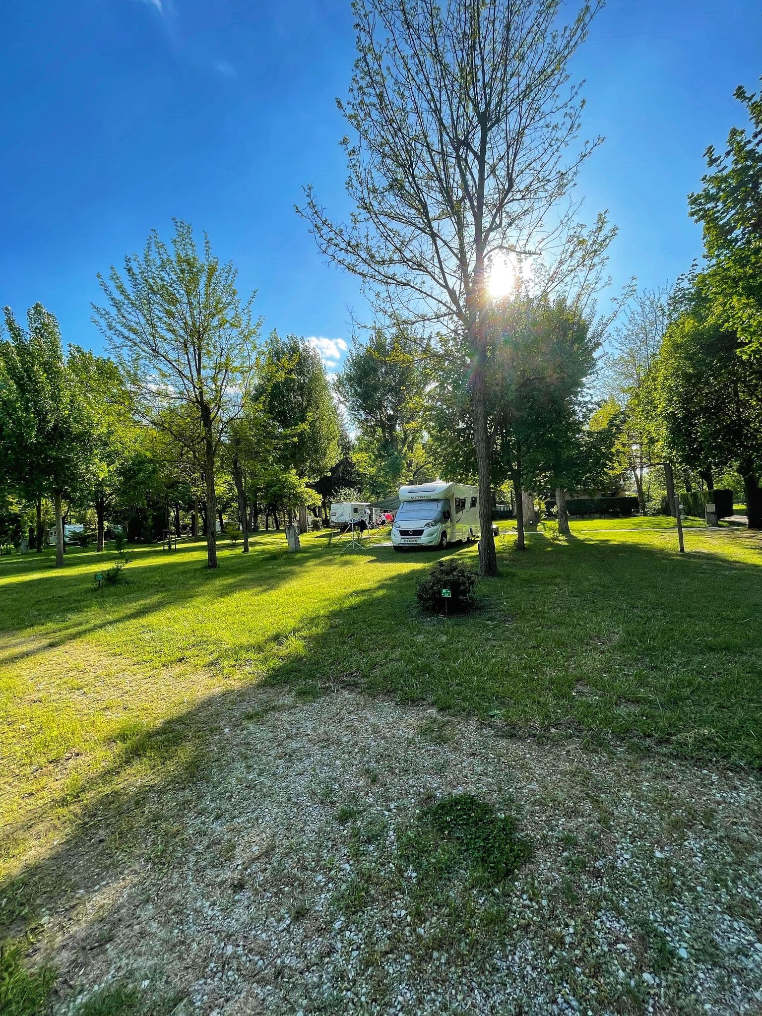 Camping Saint Lambert à Millau au bord de la rivière — label vanlife Aveyron